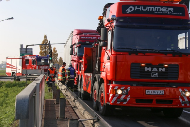 Auffahrunfall auf der Wiener Straße zwischen LKW und PKW in Marchtrenk
