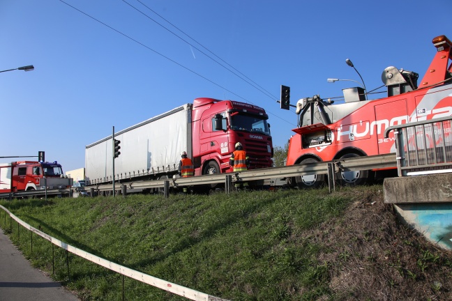 Auffahrunfall auf der Wiener Straße zwischen LKW und PKW in Marchtrenk