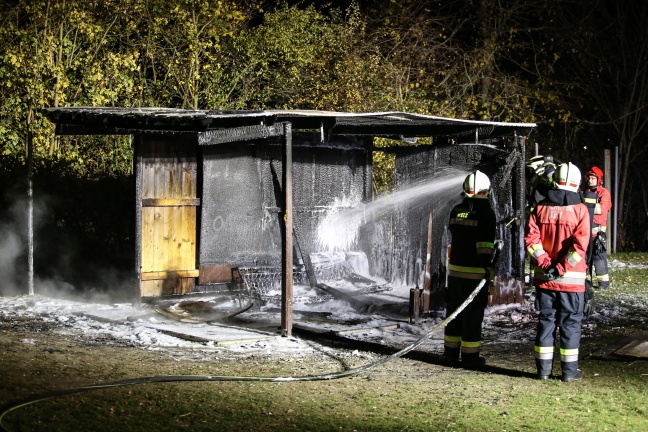 Holzunterstand bei Jugendtreff in Wels-Neustadt durch Brand zerstört