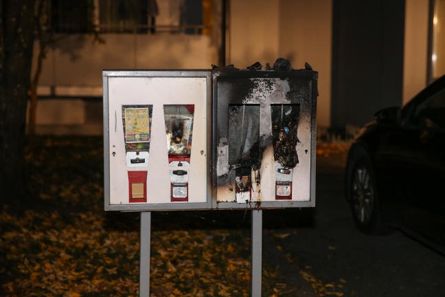 Brennender Kaugummiautomat in Wels-Lichtenegg von der Feuerwehr gelöscht