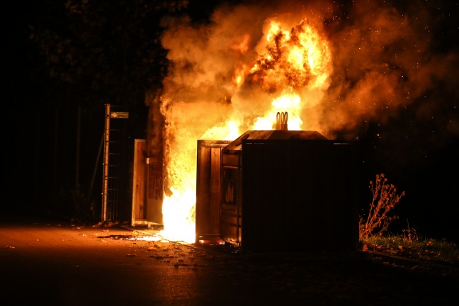 Nächtlicher Brand einer Müllsammelstelle in Wels-Pernau