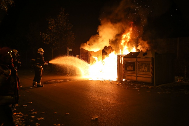 Nächtlicher Brand einer Müllsammelstelle in Wels-Pernau