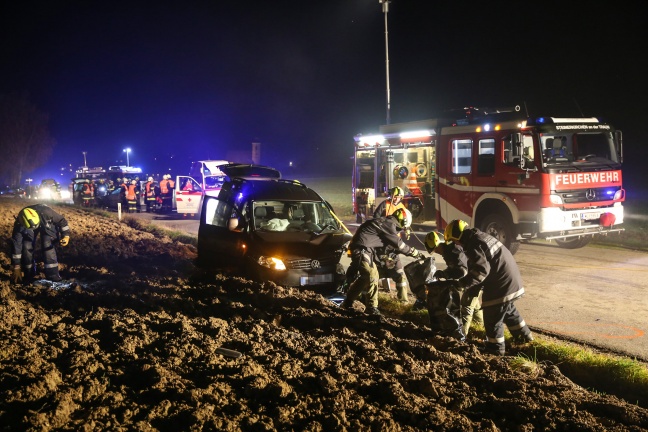 Schwerer Verkehrsunfall mit drei Fahrzeugen in Steinerkirchen an der Traun