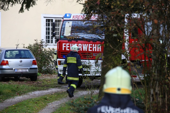 Feuerwehren bei Glimmbrand im Schloss Schmiding in Krenglbach im Einsatz