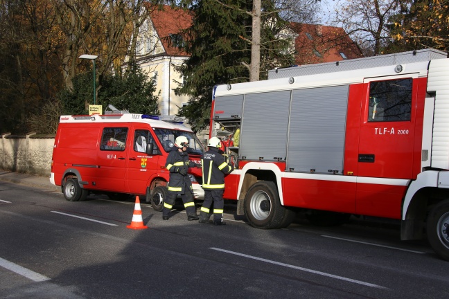 Feuerwehren bei Glimmbrand im Schloss Schmiding in Krenglbach im Einsatz