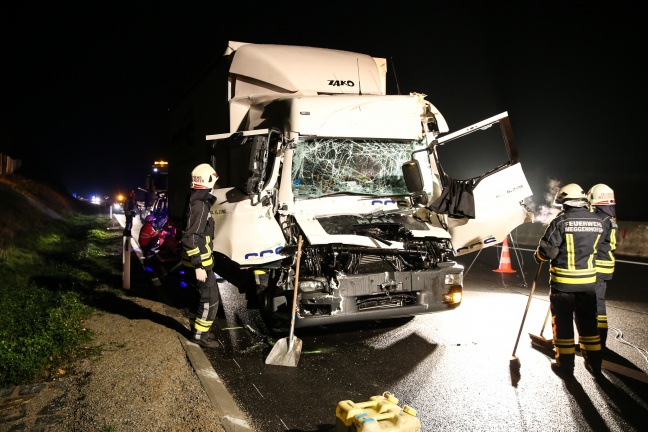 LKW-Lenker nach Crash auf der Innkreisautobahn aus Fahrzeug befreit