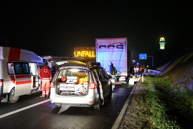 LKW-Lenker nach Crash auf der Innkreisautobahn aus Fahrzeug befreit