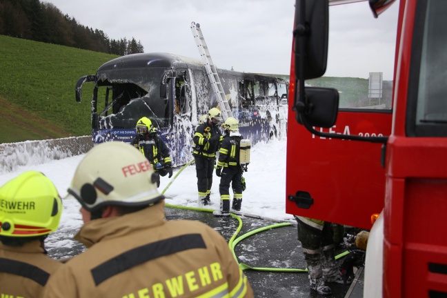 Reisebus auf der Innkreisautobahn bei Aistersheim ausgebrannt