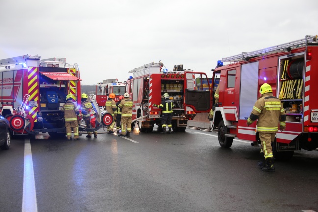 Reisebus auf der Innkreisautobahn bei Aistersheim ausgebrannt
