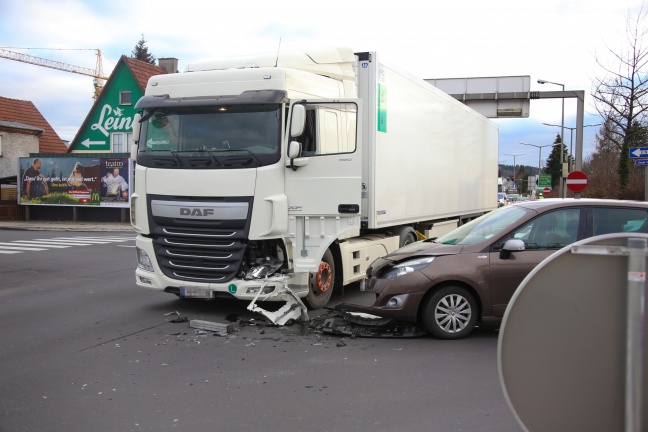 Kreuzungscrash zwischen LKW und PKW sorgte für erhebliche Verkehrsbehinderungen