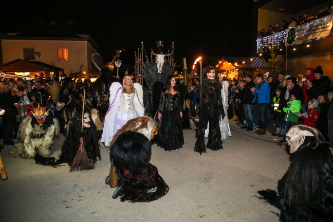 stimmungsvoller-perchtenlauf-beim-adventmarkt-in-wei-kirchen-an-der