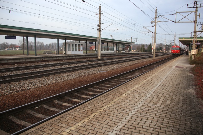 56-jähriger Mann im Bahnhof Schwanenstadt von Zug erfasst und schwer verletzt