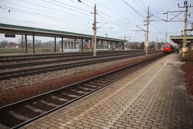 56-jhriger Mann im Bahnhof Schwanenstadt von Zug erfasst und schwer verletzt