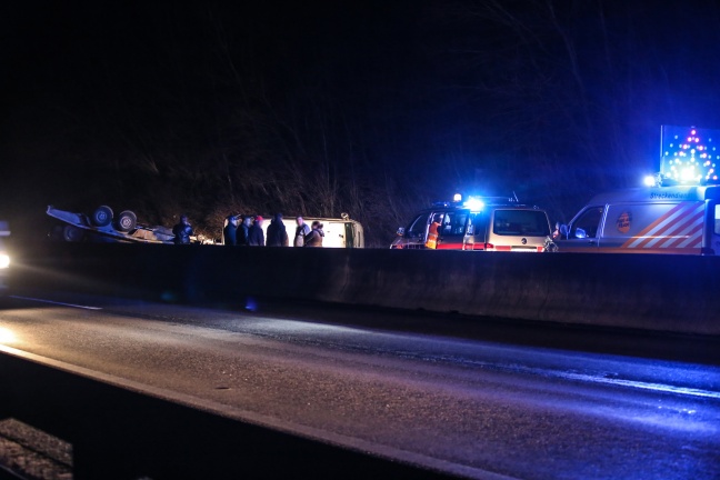 Kleinbus samt Anhänger blockierte nach Verkehrsunfall die Innkreisautobahn