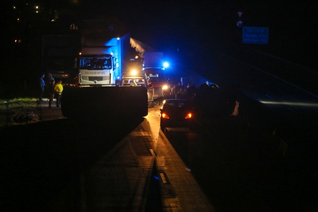 Kleinbus samt Anhänger blockierte nach Verkehrsunfall die Innkreisautobahn