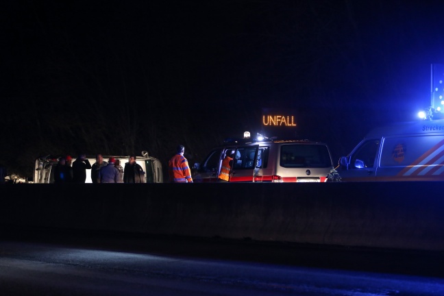 Kleinbus samt Anhänger blockierte nach Verkehrsunfall die Innkreisautobahn