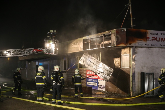 Leerstehendes Gewerbeobjekt in Traun ging in Flammen auf
