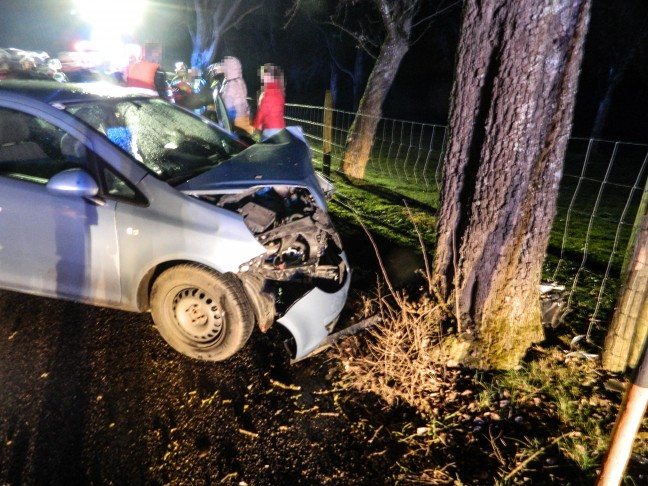 Unfall auf spiegelglatter Straße fordert zwei Verletzte