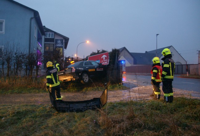 Taxi schleuderte in Attnang-Puchheim gegen Gartenzaun