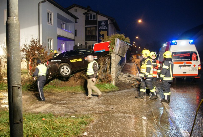 Taxi schleuderte in Attnang-Puchheim gegen Gartenzaun