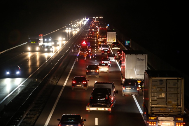 Verkehrsunfall mit mehreren Fahrzeugen im Abendvekehr sorgt für mehrere Kilometer Stau