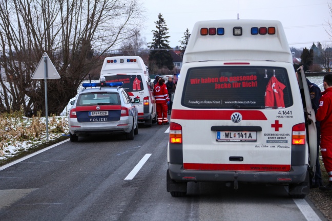 Drei Verletzte bei schwerem Verkehrsunfall auf der Paschinger Straße in Holzhausen
