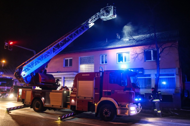 Person bei Wohnungsbrand in Wels-Lichtenegg über Drehleiter vom Dach gerettet