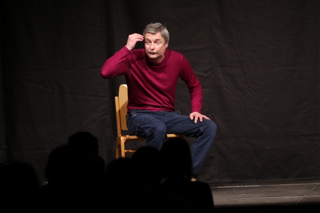 Kabarettist Alfred Dorfer begeistert Publikum in Oferting mit seinem Programm "bis jetzt"