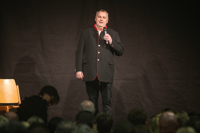Kabarettist Alfred Dorfer begeistert Publikum in Oferting mit seinem Programm "bis jetzt"