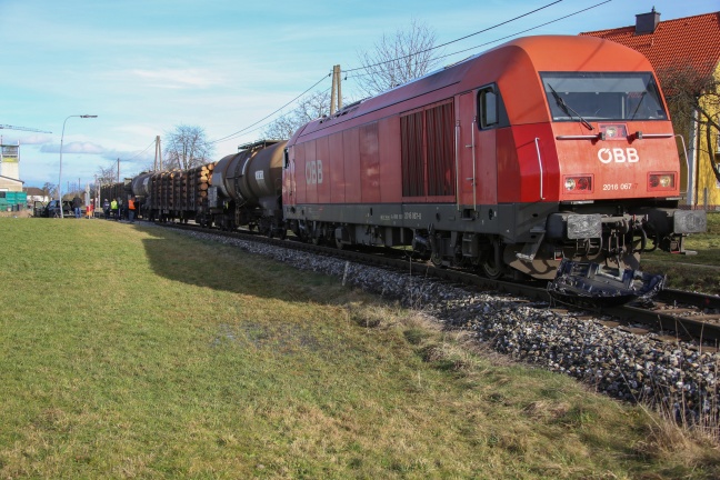 Kollision zwischen Güterzug und PKW auf Bahnübergang in Roitham am Traunfall
