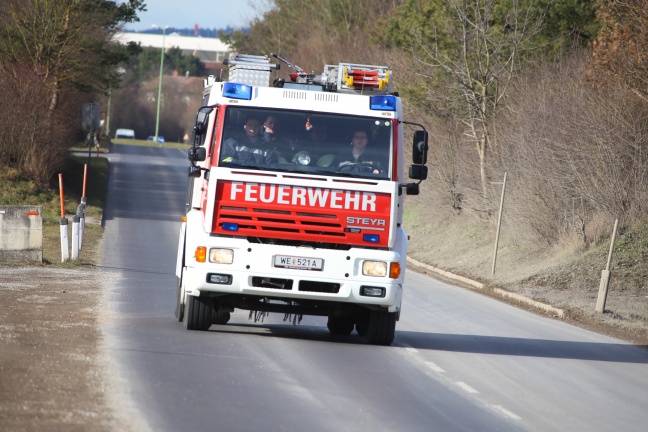 Feuerwehr bei Abfallverwertungsunternehmen in Wels-Pernau im Einsatz