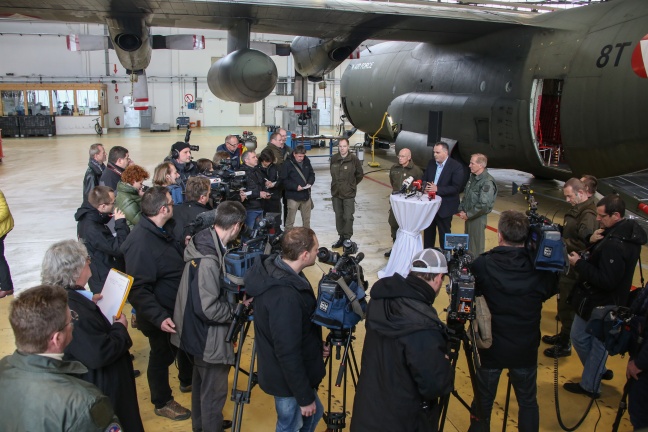 Verteidigungsminister Hans Peter Doskozil bei Transportflugzeug "Hercules" in Hörsching