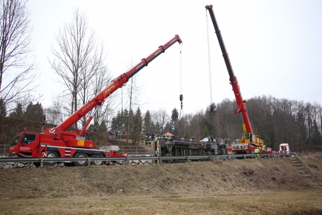 Bergung eines umgestürzten LKWs auf der Almseestraße in Scharnstein gestaltete sich schwierig