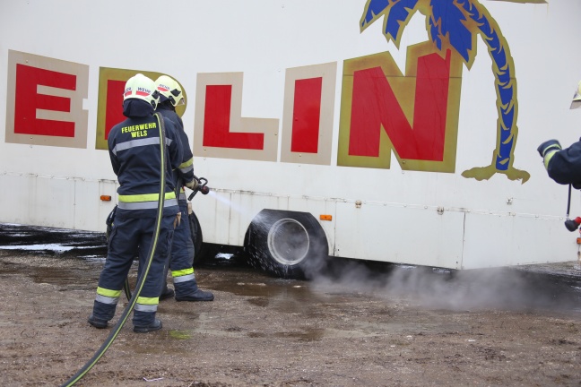 Überhitzte Bremse eines Tiertransporters sorgt für Einsatz der Feuerwehr