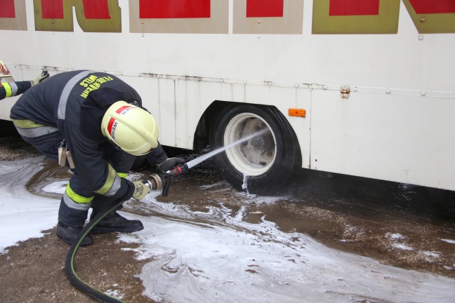 Überhitzte Bremse eines Tiertransporters sorgt für Einsatz der Feuerwehr