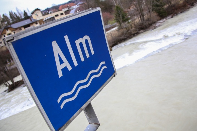 47-jährige Frau bei Scharnstein aus der hochwasserführenden Alm gerettet