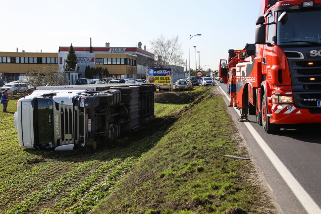LKW auf der Wiener Straße bei Marchtrenk umgekippt