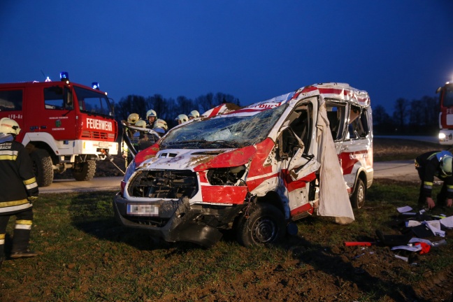 Drei Verletzte bei schwerem Verkehrsunfall in Pettenbach