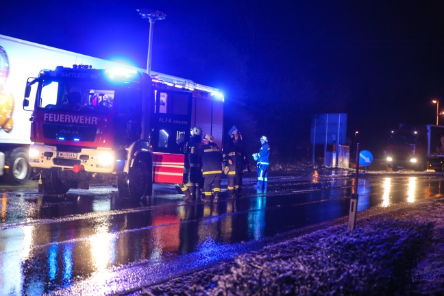 Feuerwehr bei LKW-Bergung auf der Pyhrnpass Straße in Sattledt im Einsatz