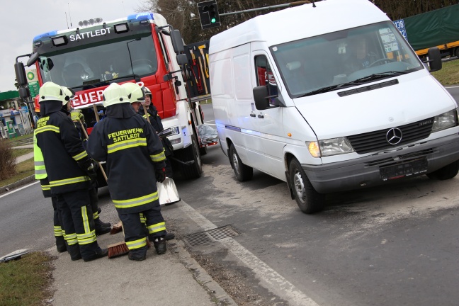 Feuerwehr nach Auffahrunfall auf der Pyhrnpass Straße bei Sattledt im Einsatz