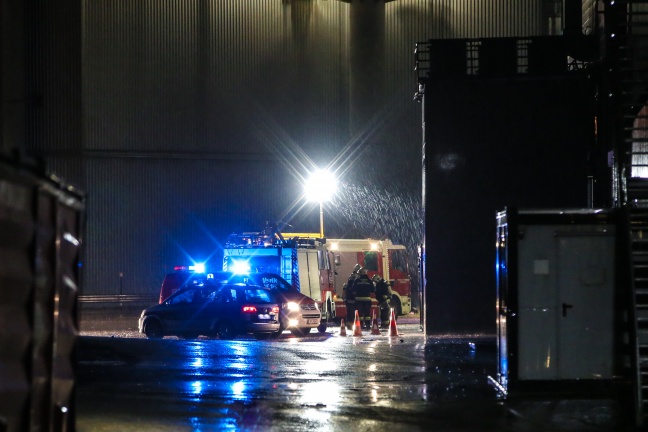 Brand bei Abfallverwertungsunternehmen erfordert Feuerwehreinsatz