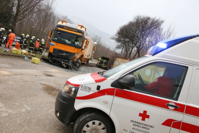 Schwerer Verkehrsunfall auf der Pyhrnpass Straße in Schlierbach fordert acht Verletzte