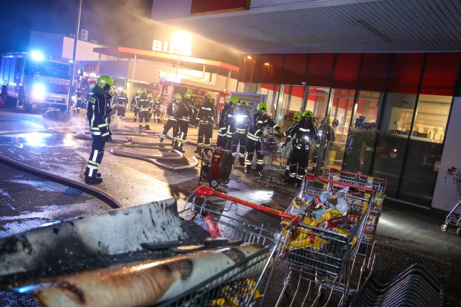 Brand einer Altstoffsammelstelle in Ansfelden erfasste Lebensmittel-Discounter
