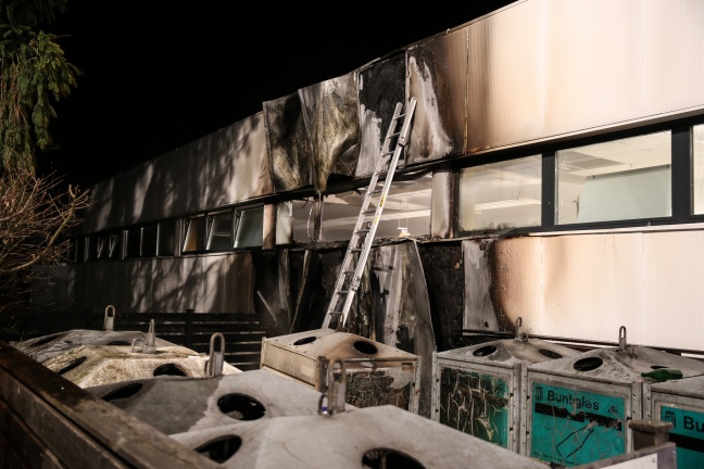 Brand einer Altstoffsammelstelle in Ansfelden erfasste Lebensmittel-Discounter