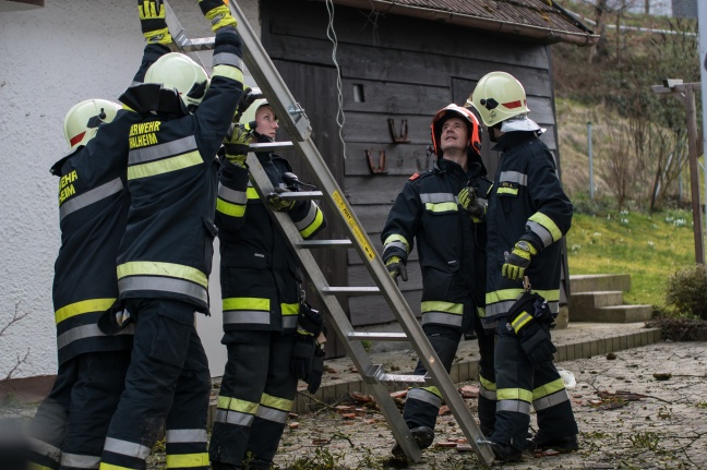 Feuerwehreinsatz: Baum stürzte auf Dach eines Wohnhauses