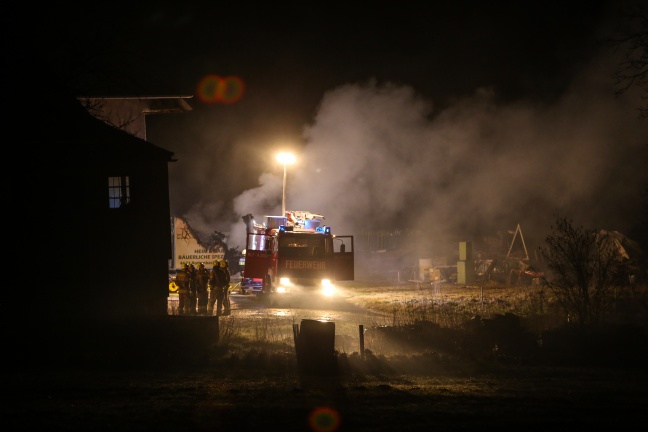Verkaufsanhänger und Kleintransporter bei Bauernhof in Rottenbach in Flammen aufgegangen