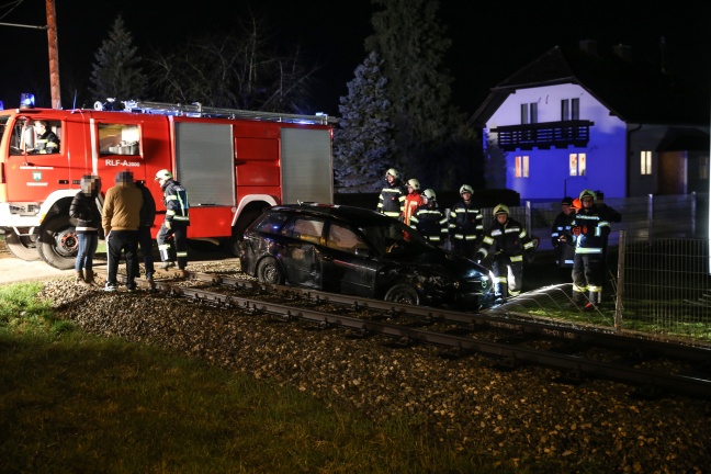 Auto auf Bahnübergang in Vorchdorf von nagelneuer Lokalbahngarnitur erfasst