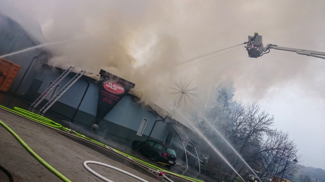 Großbrand einer Diskothek im Ortszentrum von Enzenkirchen