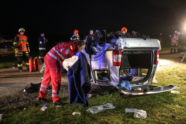 Sechs teils Schwerverletzte bei Verkehrsunfall in Thalheim bei Wels