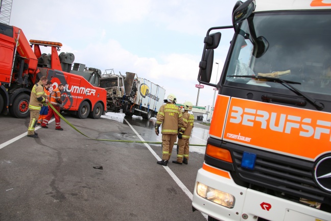 Unfall-LKW begann während Abschleppung bei Ansfelden erneut zu brennen